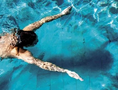 Πώς το κολύμπι μπορεί να σε βοηθήσει σε διάφορες παθήσεις